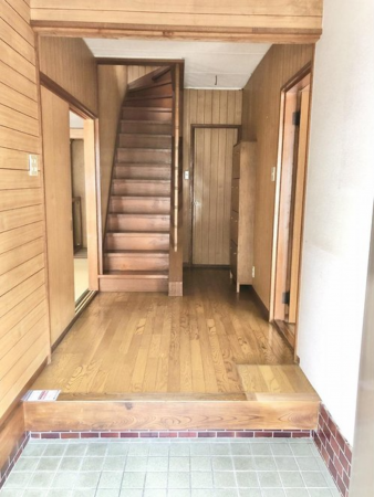 神戸市垂水区歌敷山、中古一戸建ての玄関画像です