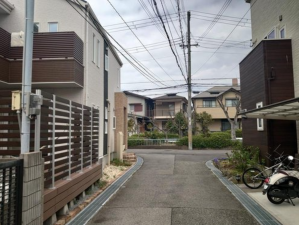 神戸市垂水区南多聞台、中古一戸建ての前面道路を含む現地写真画像です