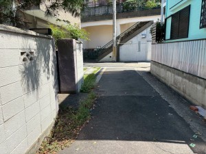 神戸市垂水区旭が丘、中古一戸建ての前面道路を含む現地写真画像です