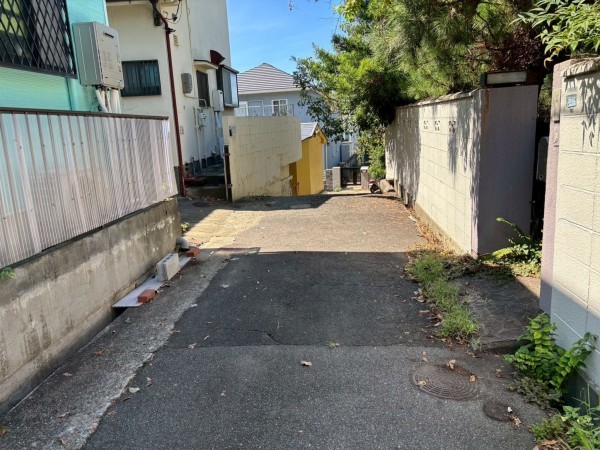 神戸市垂水区旭が丘、中古一戸建ての前面道路を含む現地写真画像です