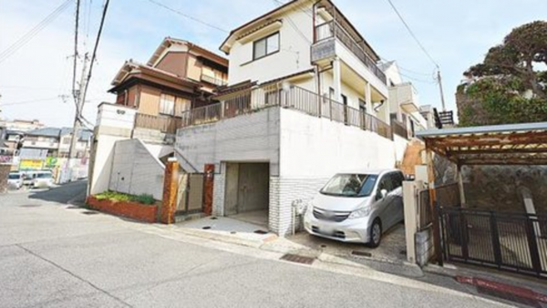 神戸市垂水区歌敷山、中古一戸建ての外観画像です