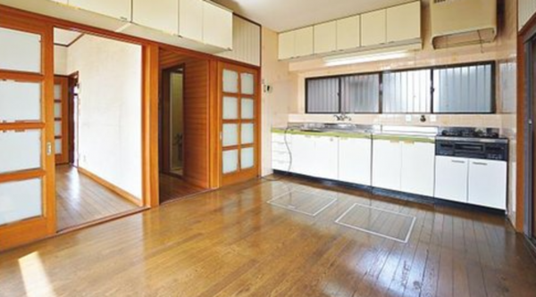 神戸市垂水区歌敷山、中古一戸建ての居間画像です
