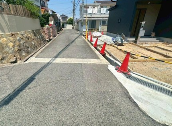 神戸市垂水区西舞子、新築一戸建ての前面道路を含む現地写真画像です