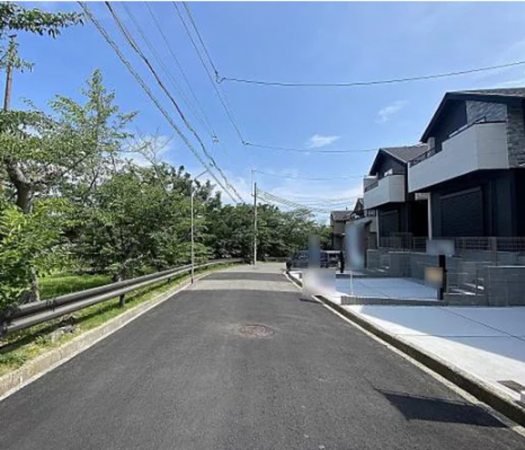 神戸市垂水区南多聞台、新築一戸建ての前面道路を含む現地写真画像です