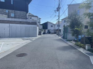 神戸市垂水区高丸、中古一戸建ての前面道路を含む現地写真画像です