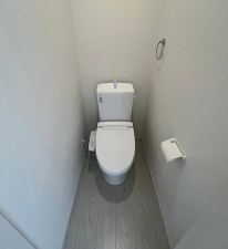 神戸市垂水区歌敷山、新築一戸建てのトイレ画像です
