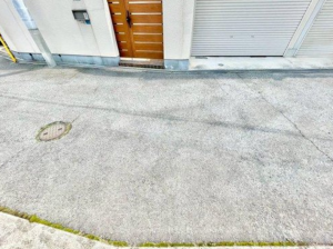 神戸市垂水区舞子坂、中古一戸建ての前面道路を含む現地写真画像です