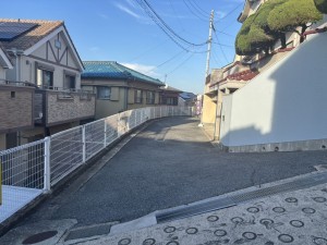 神戸市垂水区舞子坂、中古一戸建ての前面道路を含む現地写真画像です