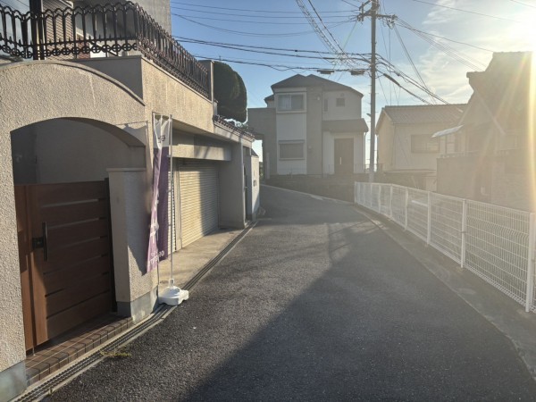 神戸市垂水区舞子坂、中古一戸建ての前面道路を含む現地写真画像です