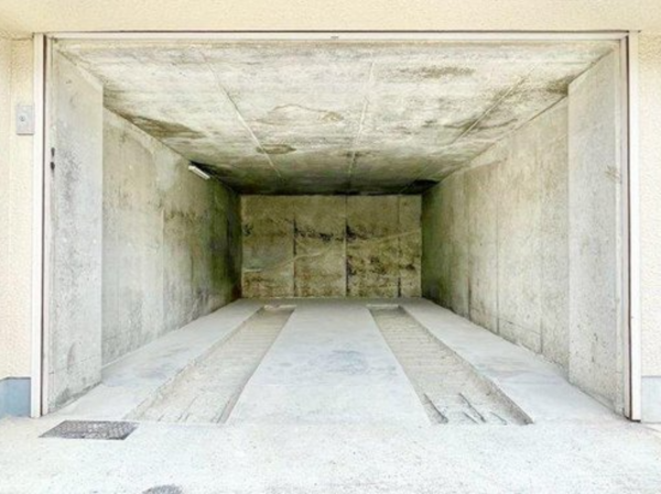 神戸市垂水区舞子坂、中古一戸建ての駐車場画像です