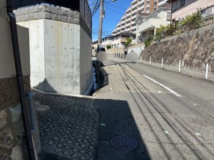 神戸市垂水区旭が丘、中古一戸建ての前面道路を含む現地写真画像です