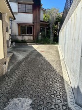 神戸市垂水区旭が丘、中古一戸建ての前面道路を含む現地写真画像です