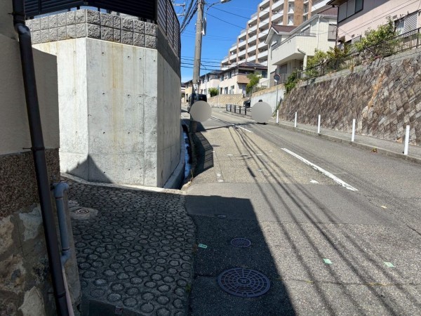 神戸市垂水区旭が丘、中古一戸建ての前面道路を含む現地写真画像です