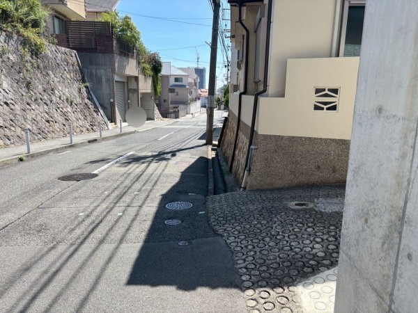 神戸市垂水区旭が丘、中古一戸建ての前面道路を含む現地写真画像です