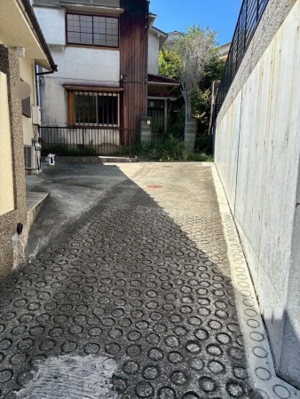 神戸市垂水区旭が丘、中古一戸建ての前面道路を含む現地写真画像です