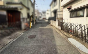 神戸市垂水区霞ケ丘、中古一戸建ての前面道路を含む現地写真画像です