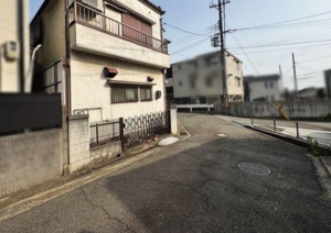 神戸市垂水区霞ケ丘、中古一戸建ての前面道路を含む現地写真画像です