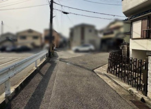 神戸市垂水区霞ケ丘、中古一戸建ての前面道路を含む現地写真画像です