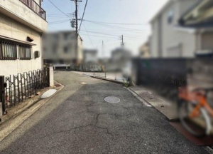 神戸市垂水区霞ケ丘、中古一戸建ての前面道路を含む現地写真画像です