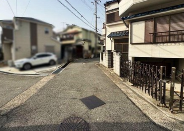 神戸市垂水区霞ケ丘、中古一戸建ての前面道路を含む現地写真画像です