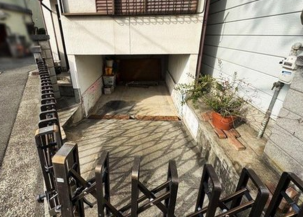 神戸市垂水区霞ケ丘、中古一戸建ての駐車場画像です
