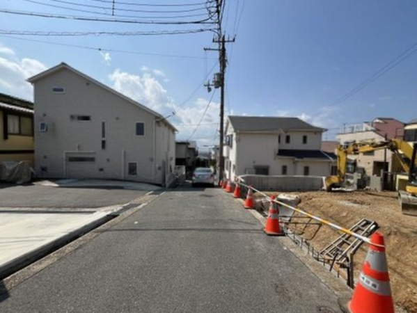 神戸市垂水区霞ケ丘、新築一戸建ての前面道路を含む現地写真画像です