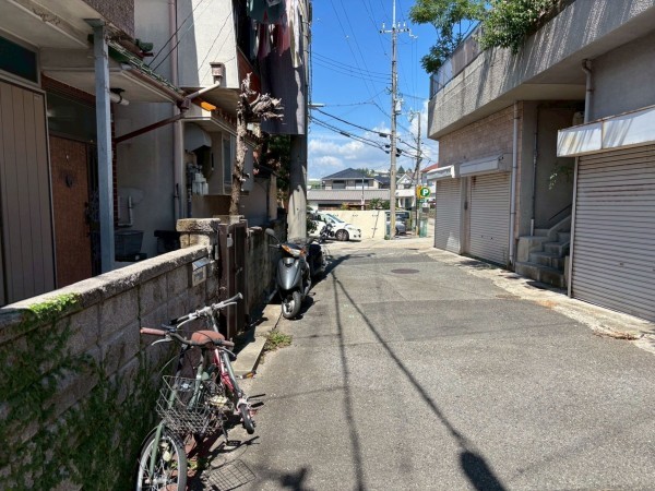 神戸市垂水区旭が丘、中古一戸建ての前面道路を含む現地写真画像です