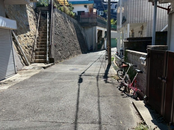 神戸市垂水区旭が丘、中古一戸建ての前面道路を含む現地写真画像です