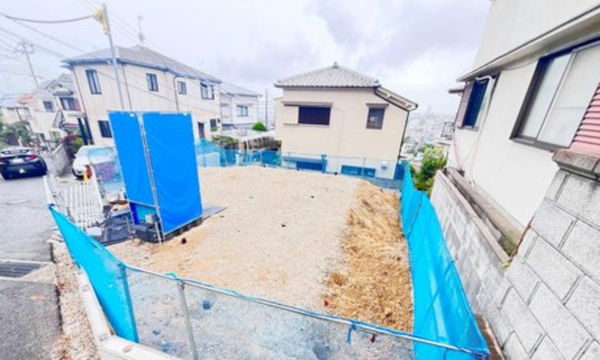神戸市垂水区舞子坂、新築一戸建ての前面道路を含む現地写真画像です