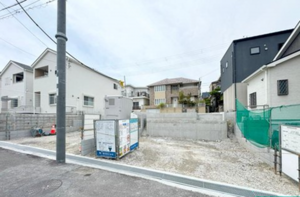 神戸市垂水区青山台、新築一戸建ての前面道路を含む現地写真画像です