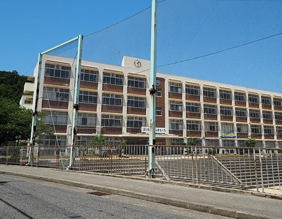 神戸市垂水区千鳥が丘、マンションの中学校画像です