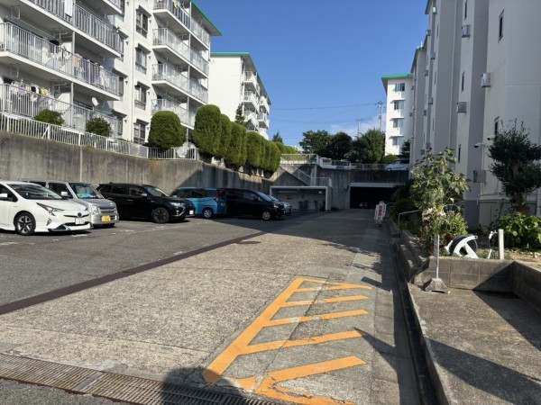 神戸市垂水区高丸、マンションの駐車場画像です