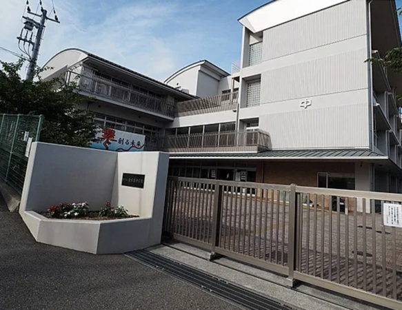 神戸市垂水区塩屋町、マンションの中学校画像です