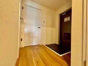 神戸市垂水区青山台、マンションの玄関画像です