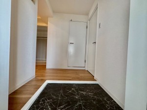 神戸市垂水区青山台、マンションの玄関画像です