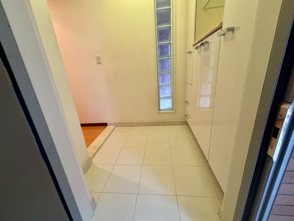 神戸市垂水区旭が丘、マンションの玄関画像です