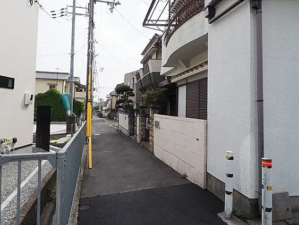 神戸市垂水区霞ケ丘、中古一戸建ての前面道路を含む現地写真画像です