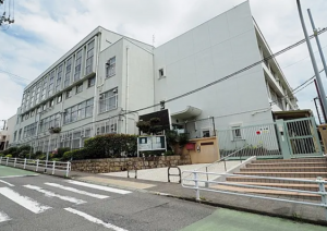 神戸市垂水区霞ケ丘、中古一戸建ての小学校画像です
