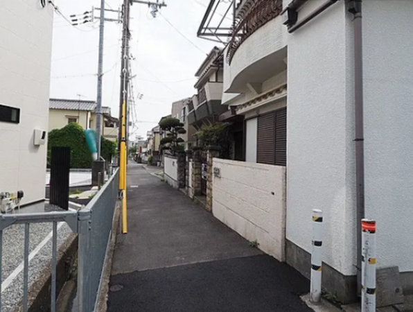 神戸市垂水区霞ケ丘、中古一戸建ての前面道路を含む現地写真画像です