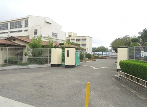 神戸市垂水区霞ケ丘、中古一戸建ての中学校画像です