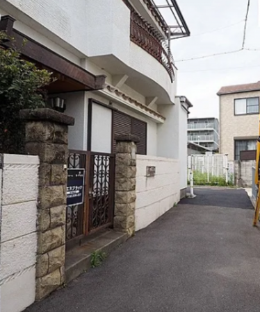 神戸市垂水区霞ケ丘、中古一戸建ての前面道路を含む現地写真画像です