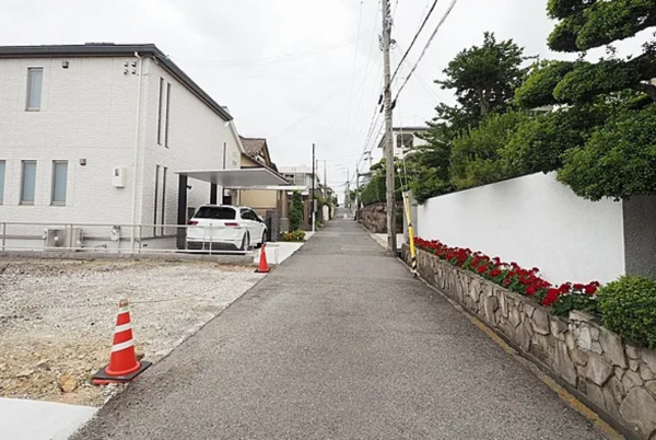 神戸市垂水区霞ケ丘、土地の前面道路を含む現地写真画像です