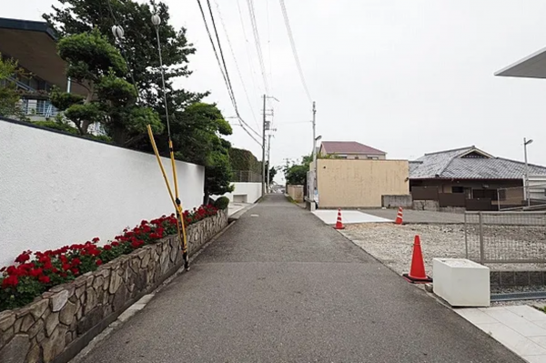 神戸市垂水区霞ケ丘、土地の前面道路を含む現地写真画像です