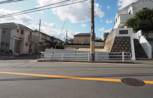 神戸市垂水区南多聞台、土地の前面道路を含む現地写真画像です