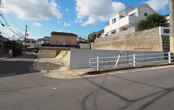 神戸市垂水区南多聞台、土地の前面道路を含む現地写真画像です
