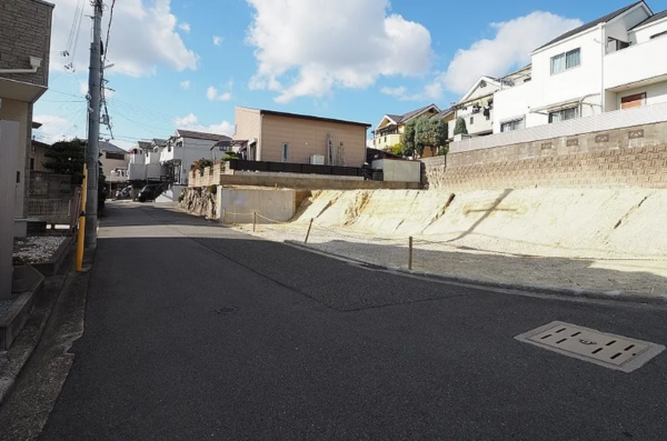 神戸市垂水区南多聞台、土地の前面道路を含む現地写真画像です