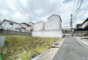 神戸市垂水区千鳥が丘、土地の前面道路を含む現地写真画像です