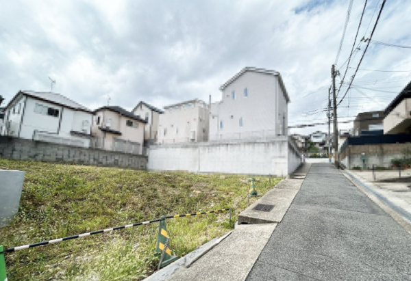 神戸市垂水区千鳥が丘、土地の前面道路を含む現地写真画像です