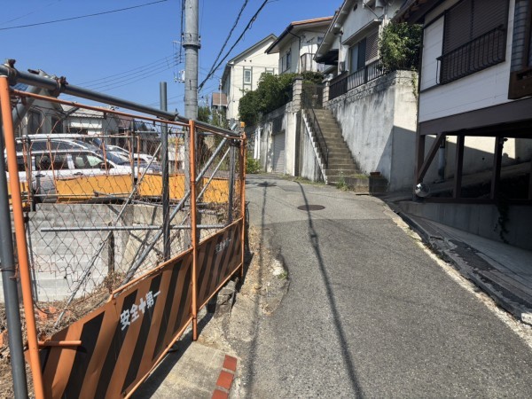 神戸市垂水区舞子坂、土地の前面道路を含む現地写真画像です