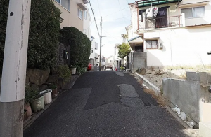 神戸市垂水区五色山、土地の前面道路を含む現地写真画像です
